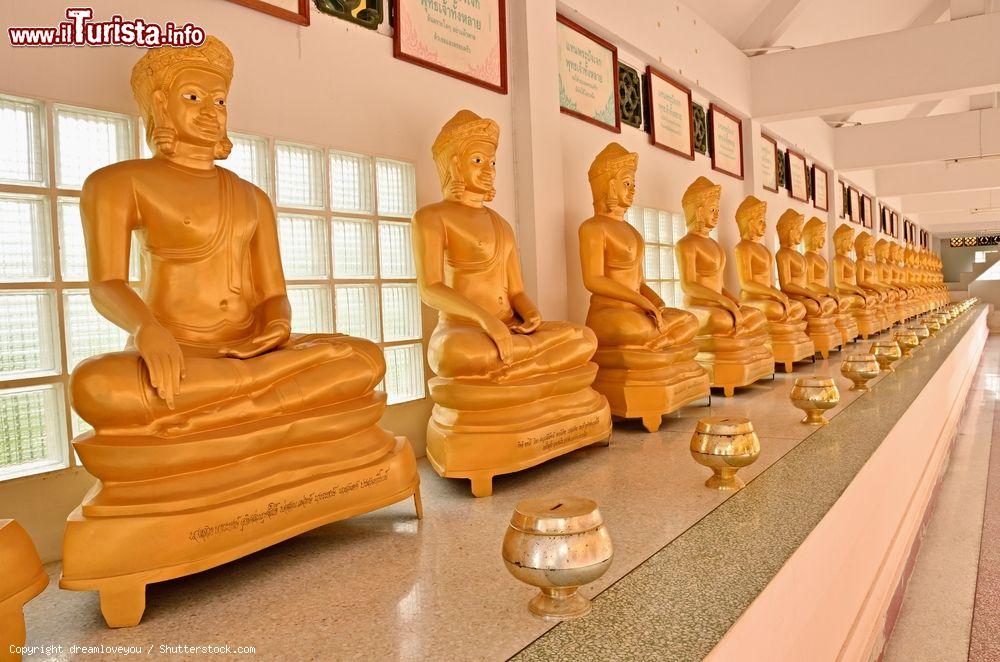 Immagine Statue del Buddha attorno al tempio Wat Po Thong a Ang Thong, Thailandia  - © dreamloveyou / Shutterstock.com