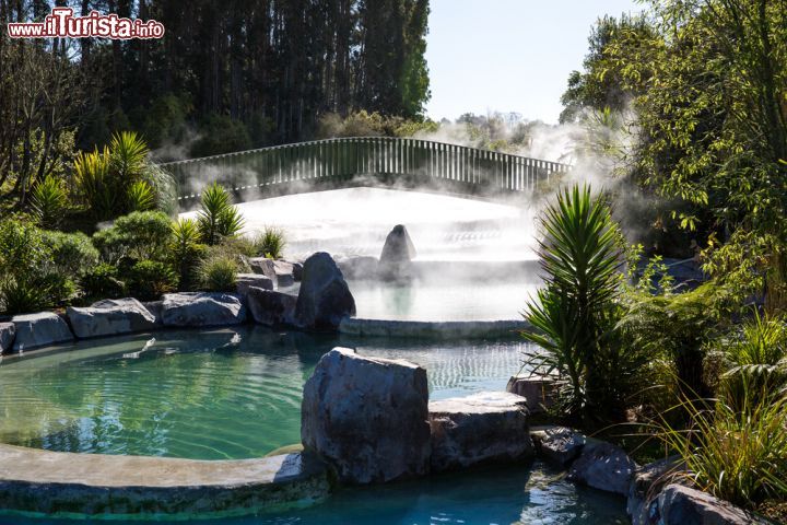 Immagine Fumarole al lago vulcanico Taupo, Nuova Zelanda. Si tratta di fenomeni di vulcanismo secondario con emanazione di vapore e altri gas vulcanici - © 246177412 / Shutterstock.com