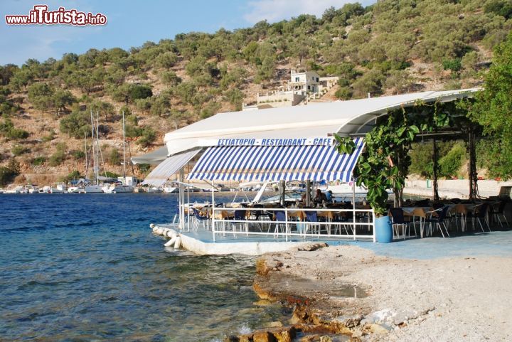 Immagine Taverna sulla spiaggia a Spilia Bay sull'isola di Meganissi, Grecia - Per assaporare le ottime specialità gastronomiche della cucina greca nulla di meglio che una tradizionale taverna affacciata sul mare. In questa immagine, una locanda a Spilia Bay © David Fowler / Shutterstock.com