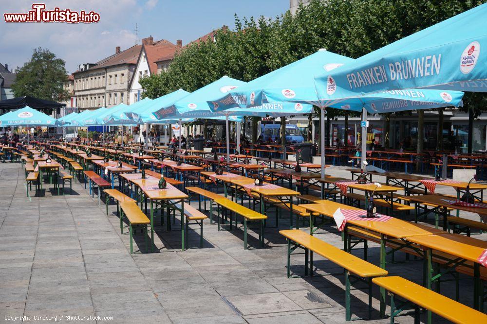 Immagine Tavole e panche al Bayreuther Weinfest, Germania: si svolge ogni anno nel mese di agosto e riunisce alcuni dei migliori viticoltori del paese che presentano i loro vini selezionati assieme a eccellenze gastronomiche - © Cineberg / Shutterstock.com