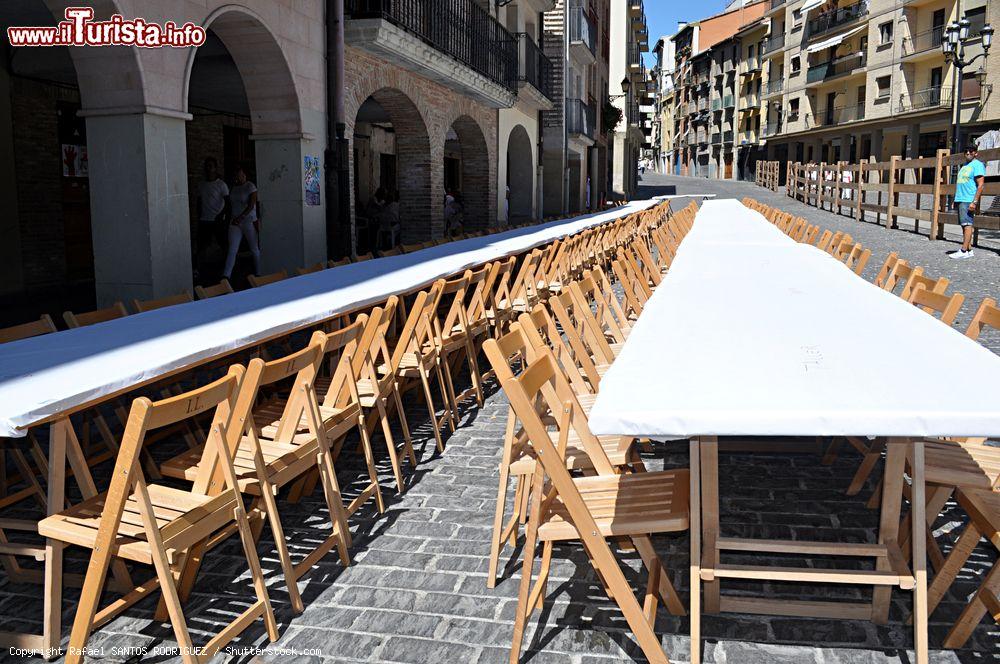 Immagine Tavoli allestiti nel centro in occasione della corsa dei tori a Estella, Spagna - © Rafael SANTOS RODRIGUEZ / Shutterstock.com