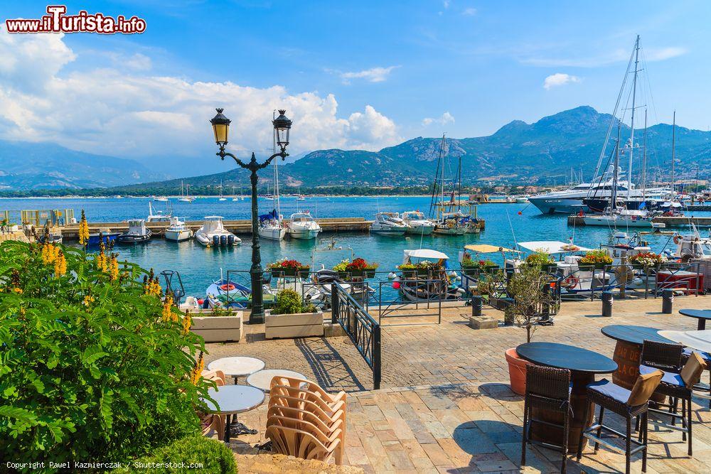 Immagine Tavoli e sedie dei ristoranti al porto di Calvi, Corsica. Questa cittadina ha una lussuosa marina ed è una popolare destinazione turistica - © Pawel Kazmierczak / Shutterstock.com