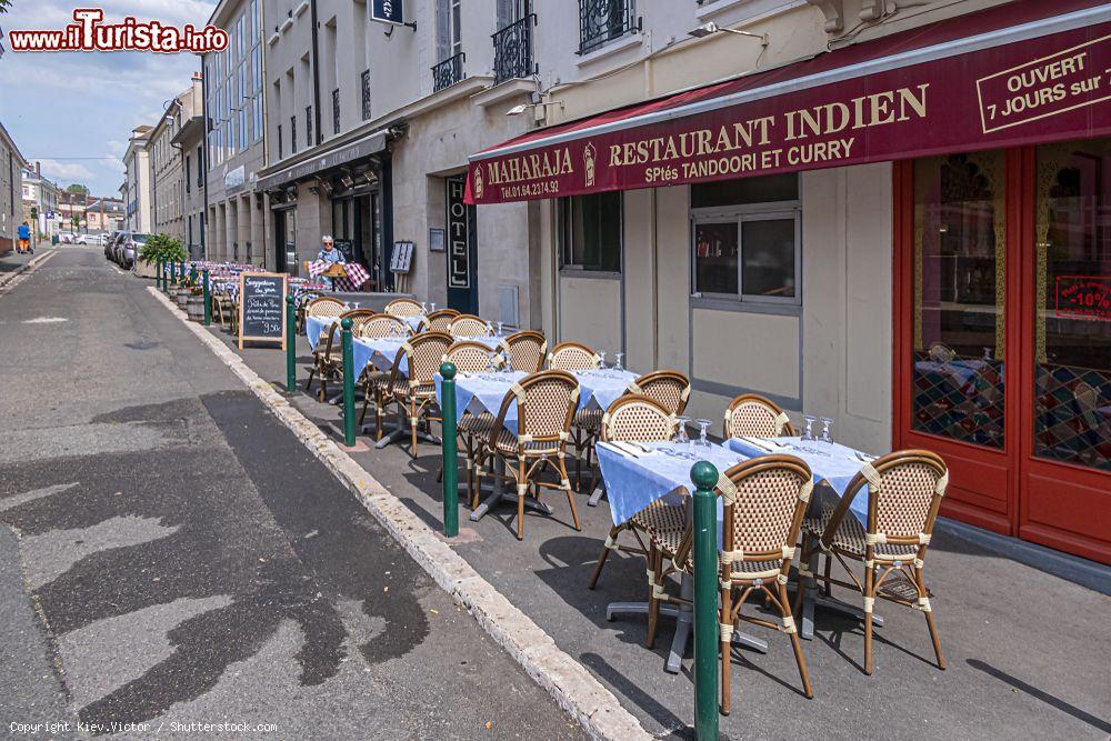 Immagine Tavolini all'aperto davanti a un ristorante indiano nel centro di Fontainebleau, Francia - © Kiev.Victor / Shutterstock.com