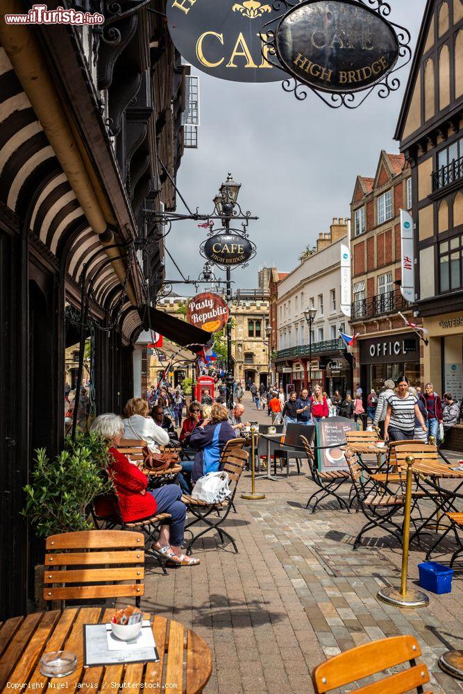 Immagine Tavolini all'aperto in una via del centro storico di Lincoln, Inghilterra. Sullo sfondo, in High Street,
l'edificio di Stonebow and Guildhall - © Nigel Jarvis / Shutterstock.com