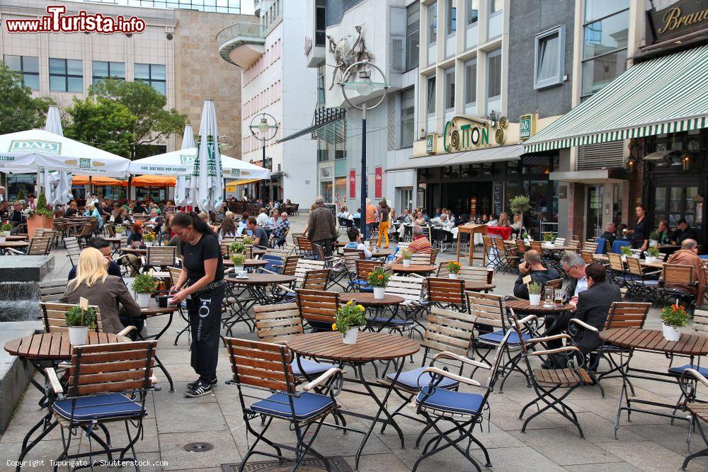 Immagine Tavolini all'aperto nel centro di Dortmund (Germania) con gente in relax - © Tupungato / Shutterstock.com