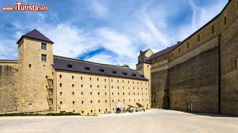 Immagine Tavolini del caffé all'aperto nel cortile del castello di Sedan, Francia  - © vvoe / Shutterstock.com