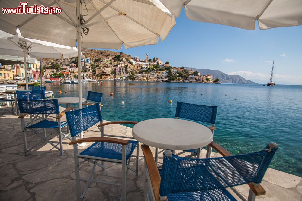 Immagine Tavolini di un bar all'aperto sull'isola di Symi, Grecia. 