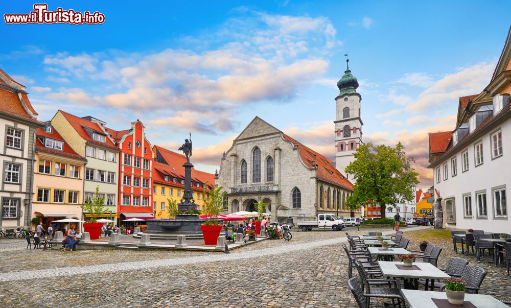 Immagine Tavolini di un ristorante all'aperto nella piazza di Lindau, Germania. Sullo sfondo, la chiesa e le tipiche case bavaresi.