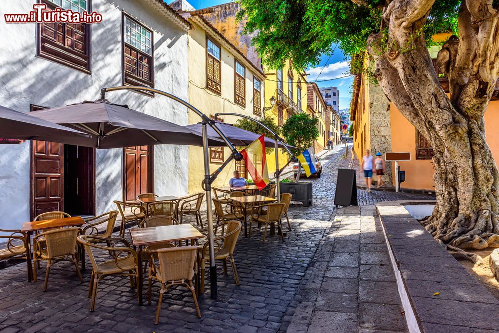 Immagine Tavolini e sedie all'aperto in una via ciottolata di Icod de los Vinos, Tenerife, Spagna.