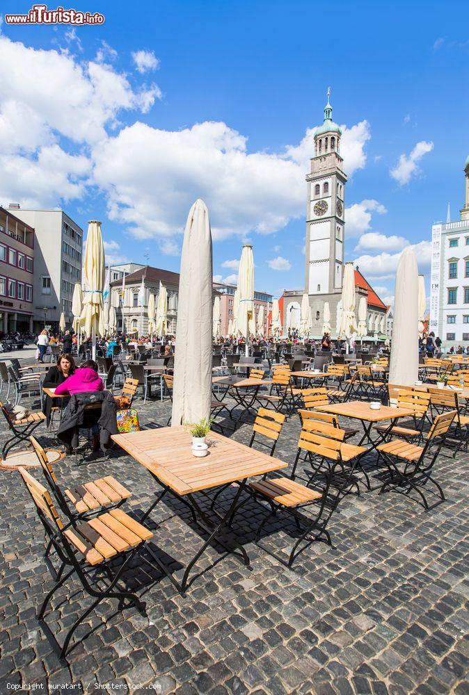 Immagine Tavolini in Piazza del Municipio a Augusta con una giornata di sole, Germania - © muratart / Shutterstock.com