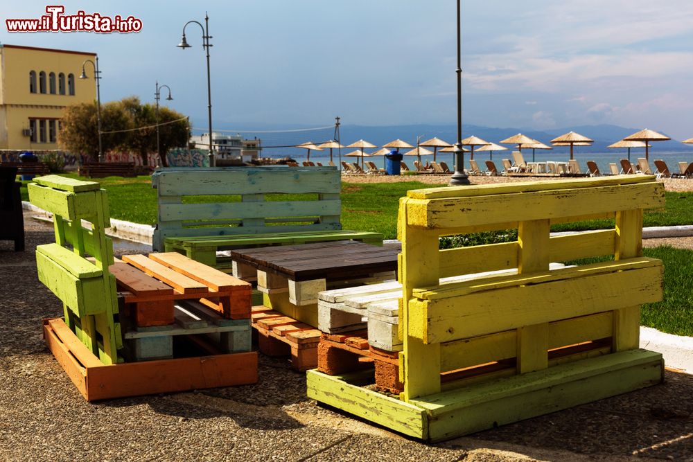 Immagine Tavolo e sedie multicolori fatte con pallets in una strada di Corinto, Grecia.
