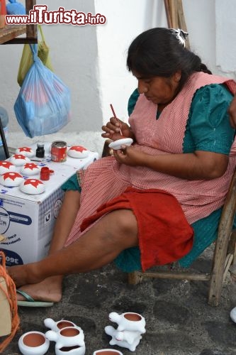 Immagine Artigianato, Taxco: la quantità di oggetti d'artigianato che si può comprare in paese è praticamente illimitata; oltre ai manufatti d'argento, anche le terrecotte dipinte a mano rappresentano al meglio la tradizione locale.
