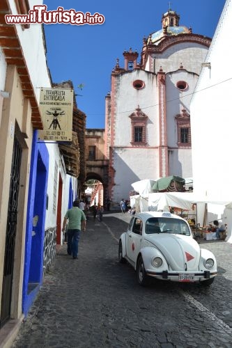 Immagine Messico: Centro storico di Taxco: tra i suoi vicoli stretti, le strade acciottolate e gli edifici bianchissimi si gira prevalentemente a piedi, passeggiando tra le botteghe artigiane e le bancarelle dei venditori ambulanti.