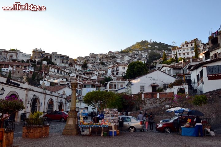 Immagine Taxco de Alarcón: conosciuta più semplicemente come Taxco, è una cittadina di circa centomila abitanti costruita sul fianco di una montagna a quota 1752 metri s.l.m., nello Stato di Guerrero.