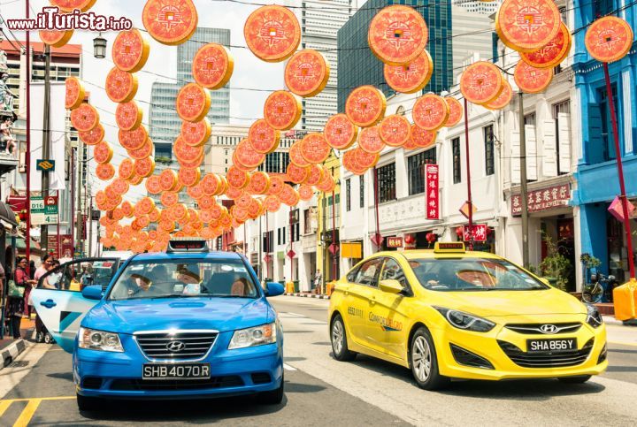 Immagine Taxi colorati in South Bridge Road a Singapore. Siamo nel quartiere di Chinatown decorato in vista dell'arrivo del Capodanno Cinese - © View Apart / Shutterstock.com