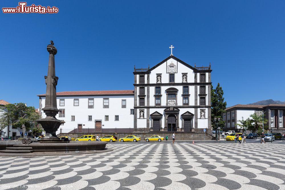 Immagine Taxi in attesa in Praça do Municipio (Piazza del Municipio), il cuore di Funchal (Madeira) - foto © T.W. van Urk / Shutterstock.com