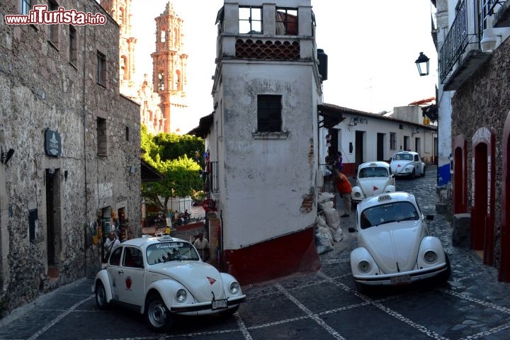 Immagine Taxi a Taxco: questa curva a gomito della calle Palma è uno degli scorci più suggestivi e fotografati della città. I taxi che scorrazzano per i vicoli sono i mitici Maggioloni, prodotti in Messico fino agli anni Novanta.