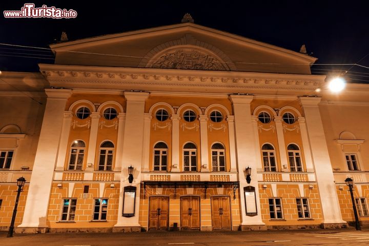 Immagine Una bella veduta notturna del teatro di Kostroma. Per immergersi nella particolare atmosfera di questa città, importante porto fluviale oltre che centro dell'industria leggera e luogo di relax sulle rive del fiume Volga, non può mancare una serata da trascorrere nel teatro locale che sa affascinare turisti e visitatori mostrandosi con la sua suggestiva facciata ricca di decorazioni - © dimbar76 / Shutterstock.com