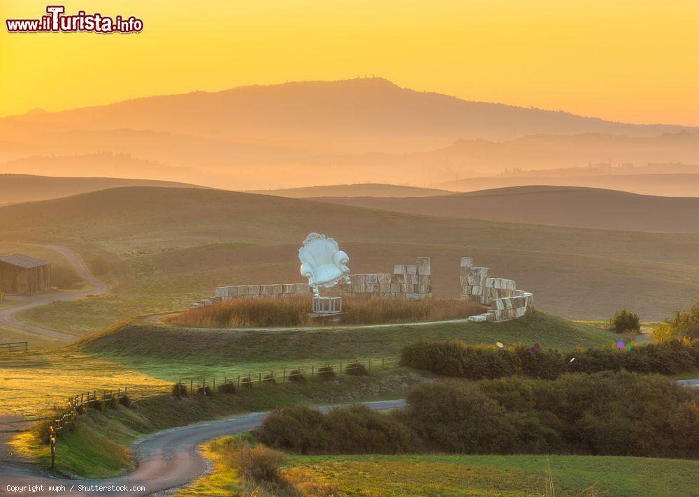 Immagine Il monumento alla sedia fotografato nel Teatro del SIlenzio di Lajatico, nel 2015. Ogni anno viene cambiato il monumento posto all'interno del teatro - © muph / Shutterstock.com