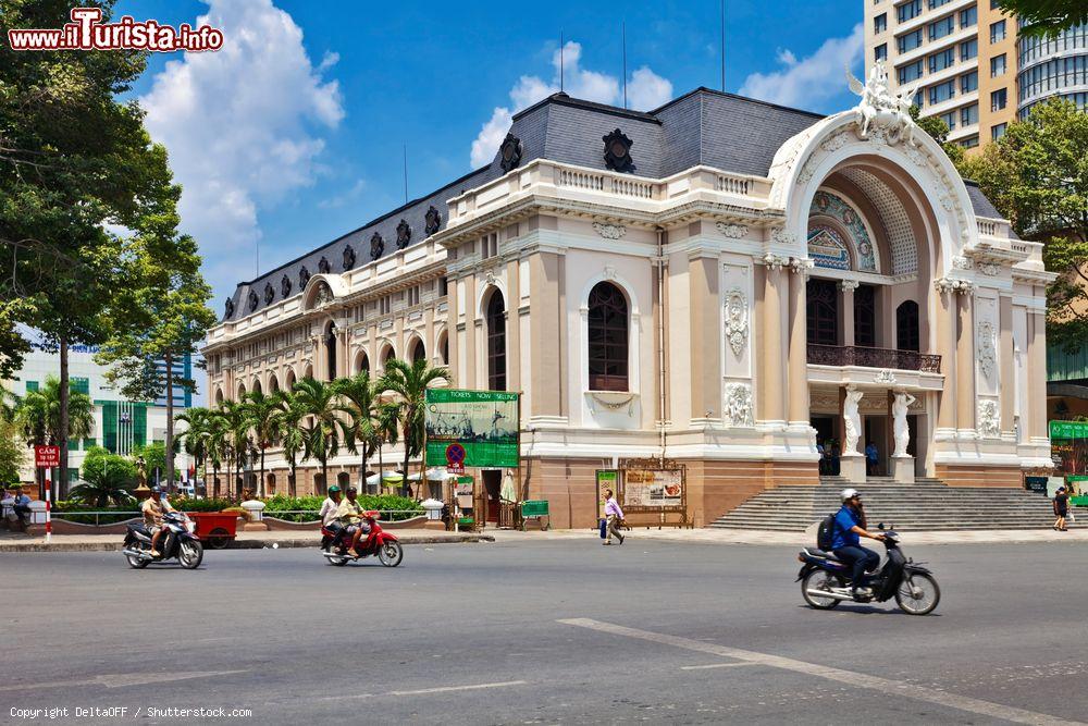 Immagine La Saigon Opera House (o Teatro Municipale) sorge su Dong Khoi Street a Ho Chi Minh City, in Vietnam - © DeltaOFF / Shutterstock.com