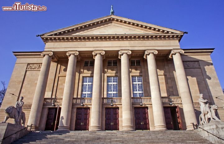 Immagine Teatro dell'Opera di Poznan, Polonia - In stile neoclassico, questo bell'edificio si presenta con una facciata caratterizzata da sei colonne imponenti e coronata da un frontone triangolare sormontato dalla statua di Pegaso. La platea accoglie circa 900 persone. L'inaugurazione avvenne nel 1910 e il primo spettacolo rappresentato fu "Il flauto magico" di Mozart. Attualmente viene considerato uno dei più importanti teatri operistici di tutta la Polonia © gkordus / Shutterstock.com