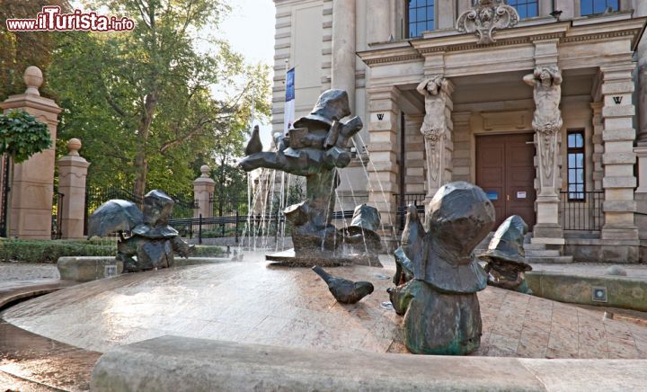 Immagine Teatro delle Marionette di Breslavia, Polonia - Si chiama Krasnale Wodne questa suggestiva fontana che ritrae un teatro di marionette. Rappresenta uno dei simboli di Breslavia © eFesenko / Shutterstock.com ck.com