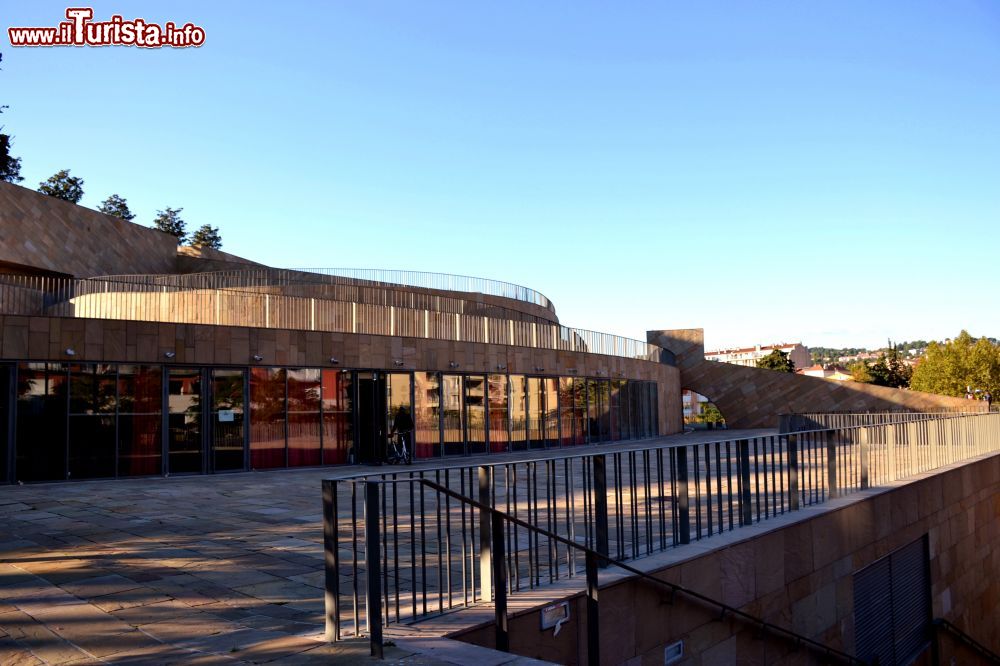 Immagine Il nuovissimo teatro (Grand Theatre) di Aix-en-Provence, progettato dall'italino Vittorio Gregotti, ospita ogni anno il Festival Internazionale d'Arte Lirica.