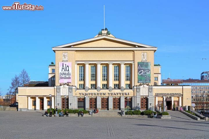 Immagine Teatro di Tampere, Finlandia - Costruito nel 1911-12 su progetto degli architetti Kauno Kallio e Oiva Kallio, il teatro cittadino venne inaugurato il 14 Febbraio 1913. L'edificio si trova di fronte al municipio, sulla piazza centrale della città, proprie sulle rive del Tammerkoski. Tutt'oggi è il luogo principale per le attività teatrali © Mikhail Markovskiy / Shutterstock.com