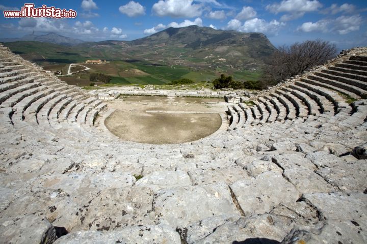 Immagine Il teatro Greco di Segesta (Sicilia). Poteva contenere fino a 4.000 spettatori circa, e venne costruito in piena era ellenestica, tra il terzo e secondo secolo avanti Cristo - © Sofia Kozlova / Shutterstock.com