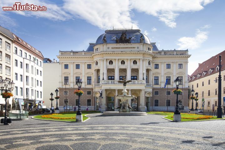 Immagine Un'immagine del Teatro Nazionale (Slovenské národné divadlo) di Bratislava, edificio in stile neo-rinascimentale situato nel centro storico della capitale slovacca - foto © Andre Goncalves / Shutterstock.com