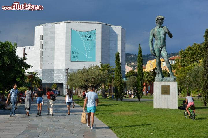 Immagine Teatro Nazionale di Nizza, Francia. Costruito nel 1989, questo caratteristico edificio ottagonale in marmo chiaro può ospitare fino a 900 persone nella sala Pierre Brasseur, 300 nell'anfiteatro Michel Simon e comprende una terza sala per le ripetizioni. Si trova in Promenade des Arts.