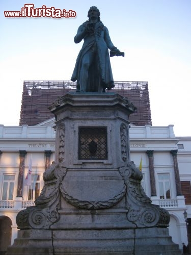 Immagine Opéra Royal de Wallonie a Liegi: statua nel piazzale antistante all'edificio
