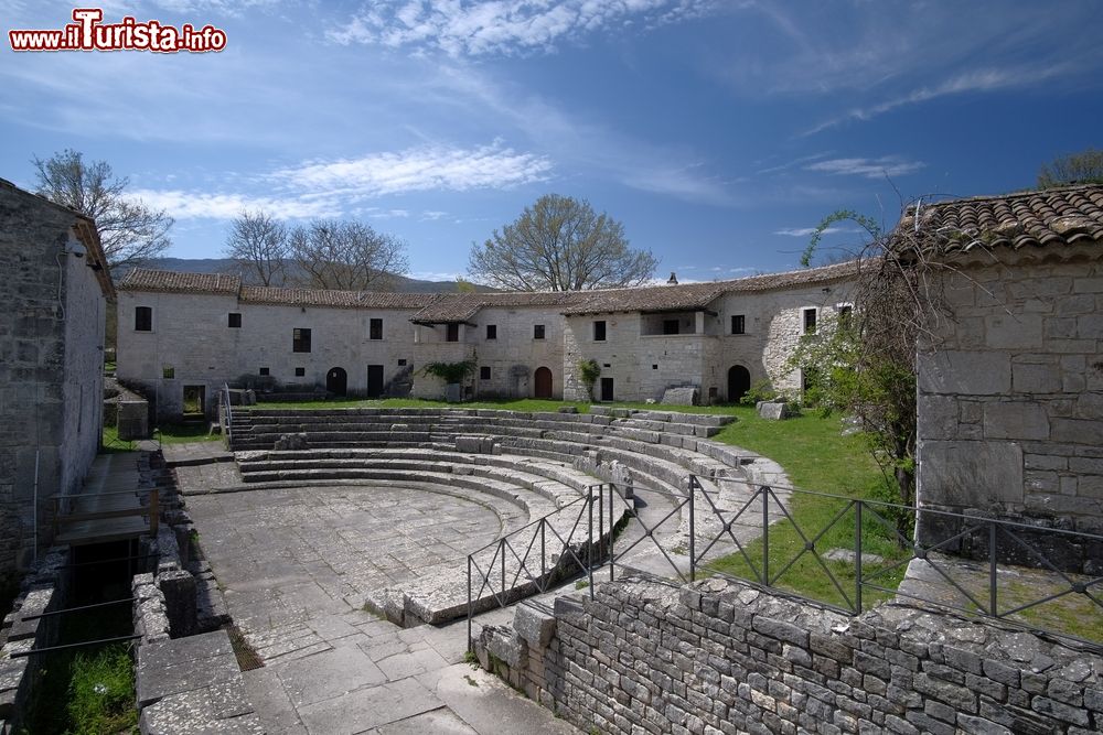 Immagine Teatro Romano, una delle rovine degli Scai di Sebino in Molise