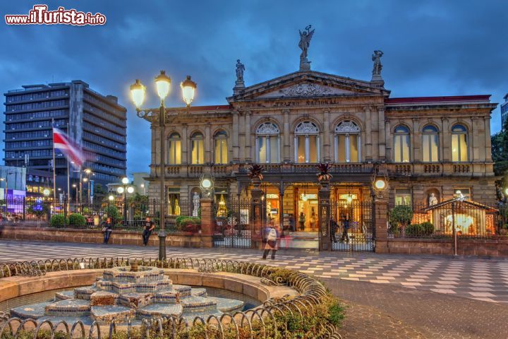 Immagine La piazza di fronte al Teatro Nazionale di San José, Costa Rica. Una bella immagine by night della piazza su cui si affaccia il teatro cittadino, la costruzione più visitata e conosciuta del paese. Fu progettato attorno al 1890 quando la soprano italiana Adelina Patti, in tournée nel Sud America, non potè esibirsi in Costa Rica per la mancanza di una struttura adeguata. Dal 1965 il teatro è monumento nazionale: si presenta con una bella facciata neoclassica e un vestibolo neobarocco con statue, pitture e pavimenti in marmo rosa - © Mihai-Bogdan Lazar / Shutterstock.com