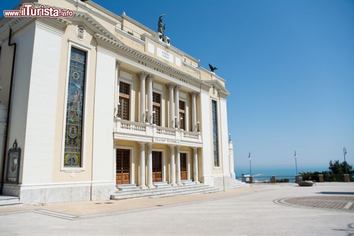 Immagine Il Teatro Tosti, già Teatro Vittoria, nel centro di Ortona (Abruzzo) - foto © adamico / Shutterstock.com