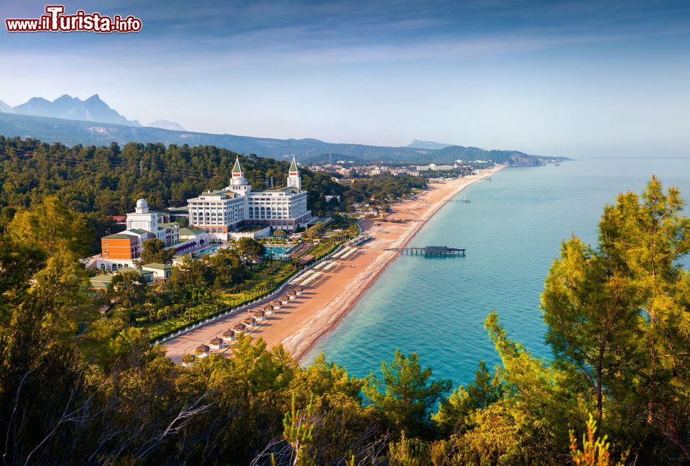 Immagine Tekirova, pittoresco villaggio sulla costa della Turchia: una bella veduta dall'alto della spiaggia e degli antichi edifici della cittadina.