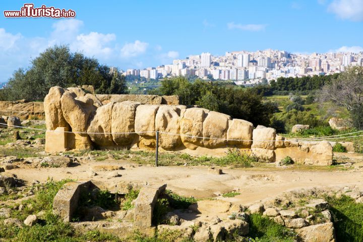 Immagine Il Telamone, la scultura maschile del Tempio di Giove con più nomi in Agrigento (Sicilia) - È conosciuto con il nome di Telamone e si tratta della scultura maschile dedicata al Padre dell'Olimpo, Giove, ma in realtà da molti viene chiamata anche Atlante, per via della sua simbologia che richiama al supporto dei pilastri del cielo, secondo quanto narrato dalla mitologia greca. La sua particolarità a prescindere dai suoi soprannomi, ad ogni modo era data dal suo impiego, in quanto veniva utilizzato come sostegno per la struttura non avente solo valore decorativo, per sostituirsi alle lesene o alle colonne - © lapas77 / Shutterstock.com