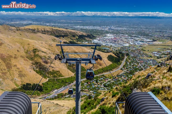 Immagine Telecabine a Cavandish Mountain, in Nuova Zelanda, da cui si gode uno spettacolare panorama  su Christchurch e Lyttelton. A circa 10 chilometri da Dyers Pass e poco meno di 5 km da Evans Pass, al monte Cavandish, alto circa 450 metri, si può accedere a piedi tramite il Crater Rim Walkway o il Bridle Path o ancora utilizzando le telecabine Christchurch Gondola inaugurate nel Novembre 1992. Chiuse nel 2011 in seguito al terremoto, sono state riaperte nel Marzo 2013 - © Evgeny Gorodetsky / Shutterstock.com