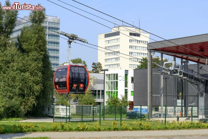 Immagine Teleferica a Wroclaw, Polonia - A Breslavia una funivia collega il Politecnico e il nuovo Goecentrum universitario che ospita il centro di ricerca e studio per l'industria mineraria, geologia e ingegneria civile. Dal centro storico attraversa il fiume Oder. Fa parte della rete di trasporto pubblico © ppart / Shutterstock.com