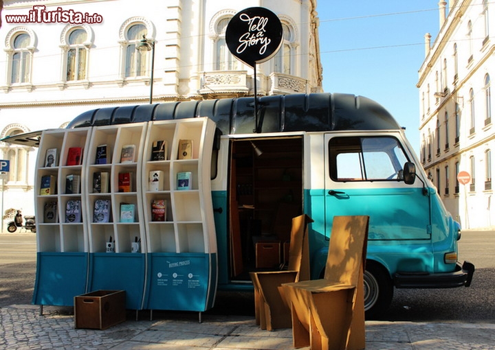Immagine Tellastory: la famosa libreria mobile di Lisbona (Portogallo).