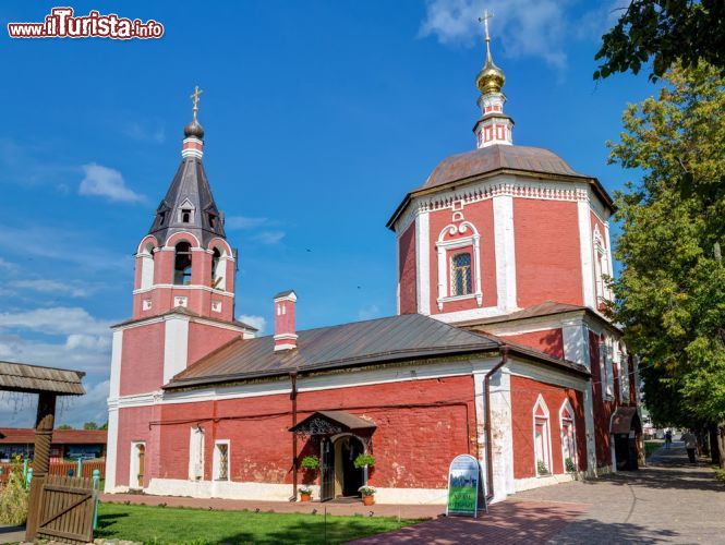 Immagine Tempio dell'Assunzione Vergine Maria a Suzdal, Russia -  Il fascino di questa città non deriva tanto da singoli monumenti o opere d'arte di particolare valore ma piuttosto dal quadro d'insieme con cui si presenta al visitatore e che offre un panorama ricco di testimonianze architettoniche dei tempi passati. Qui ritratta è la chiesta dell'Assunzione Vergine Maria, primo edificio religioso  in pietra della città russa © Sergey Lavrentev / Shutterstock.com