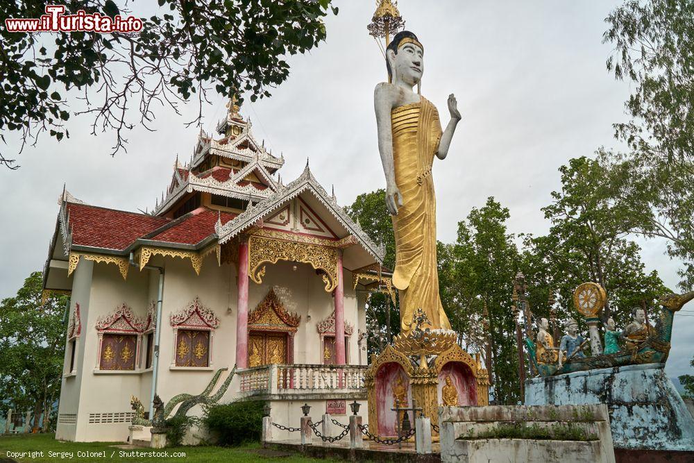 Immagine Tempio buddhista con statua del Buddha all'ingresso a Mae Hong Son, Thailandia - © Sergey Colonel / Shutterstock.com