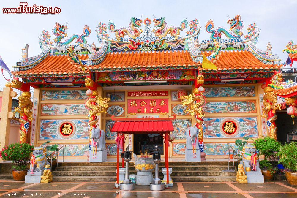 Immagine Tempio cinese a Nonthaburi (Thailandia) impreziosito da decori e sculture colorate - © Quality Stock Arts / Shutterstock.com