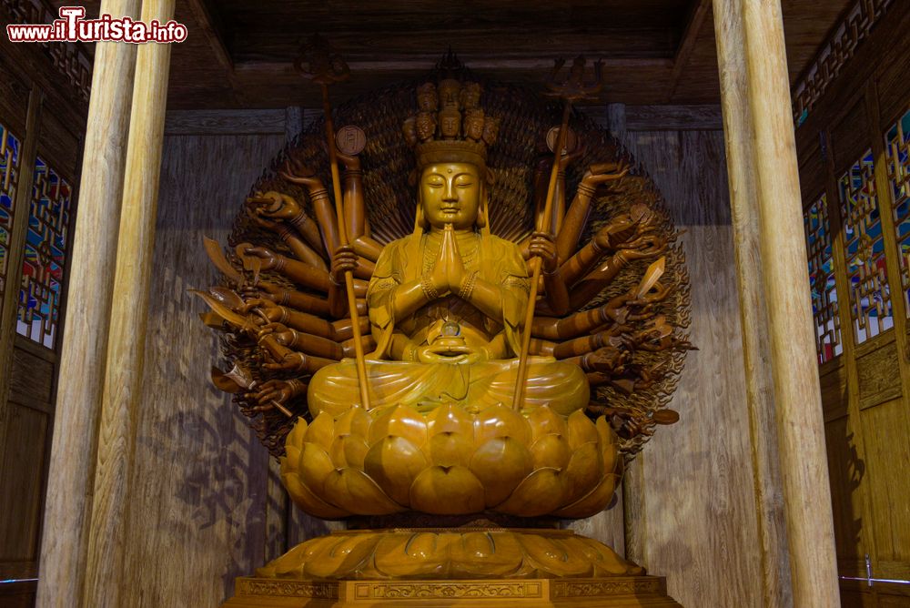 Immagine Il tempio cinese di Wat Borom Raja Kanjanapisek, noto anche come Wat Leng Nei Yi 2, nella città di Nonthaburi (Thailandia).