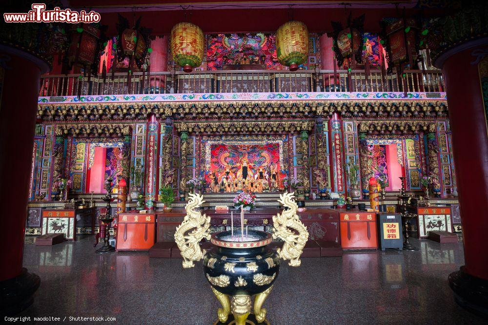 Immagine Tempio cinese fotografato di notte a Chiufen, Taiwan. Oggi questa località è una destinazione popolare fra i turisti per l'acquisto di prodotti gastronomici, snack e souvenir. E' stata anche set di numerosi film d'epoca - © maodoltee / Shutterstock.com
