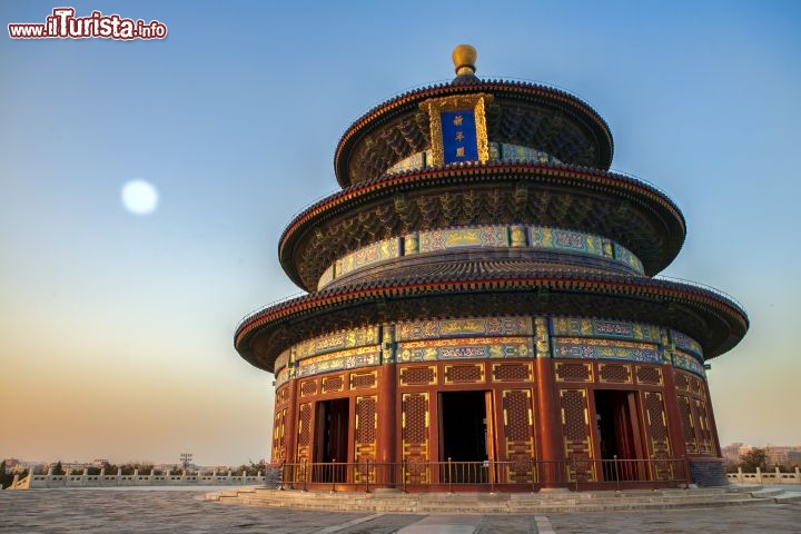 Immagine Il Tempio del Cielo (o Tempio del Paradiso) a Pechino, Cina - E' il più grande edificio culturale taoista della città dove ogni solstizio d'inverno l'imperatore si recava per adorare il Cielo e pregarlo per un buon raccolto. La costruzione del tempio iniziò nel 1420 e fu successivamente visitato da tutti gli imperatori delle dinastie Ming e Qing. Il complesso religioso si estende su un'area di 2,73 km quadrati e comprende tre gruppi principali di costruzioni: l'altare circolare, il tempio del Dio dell'universo e il tempio della preghiera per il buon raccolto © omdim - Fotolia.com