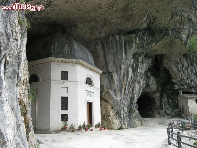 Immagine Il Tempio del Valadier costruito dentro ad una grotta a Genga - © Alicudi - CC BY-SA 3.0 - Wikimedia Commons.