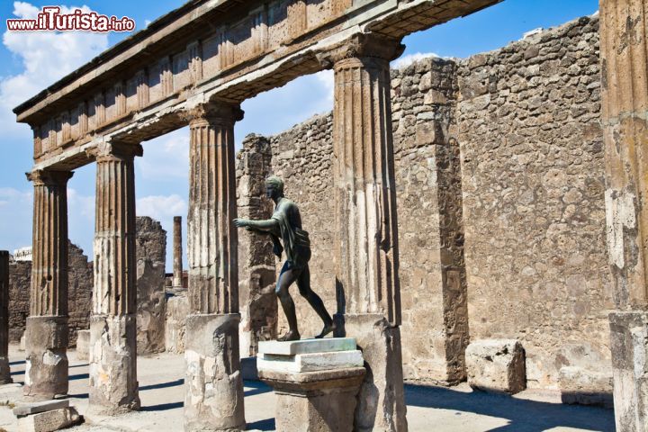 Immagine Tempio di Apollo a Pompei, Campania - Risalente in origine al 550 a.C. e più volte rimaneggiato, il tempio di Apollo è uno dei più antichi della città. L'ingresso a questa struttura si ha da Porta Marina anche se un tempo, prima dell'inizio degli interventi di restauro, dovevano esserci almeno una decina di accessi poi chiusi e trasformati in nicchie. Da ammirare il bel pavimento fatto con pietre bianche e verdi impreziosito da fasce decorate in ardesia © PerseoMedusa / Shutterstock.com