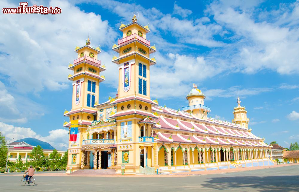 Immagine Il Tempio di Cao Dai nella provincia di Tay Ninh, poco distante da Ho Chi Minh City (Saigon), in Vietnam.