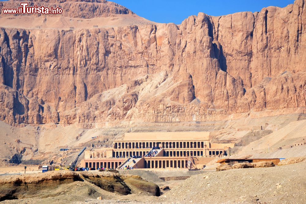 Immagine Il Tempio di Hatshepsut a Luxor è stato in parte ricostruito in epoca recente, ma rappresenta un esempio unico dell'incontro tra lo stile della tradizione egizia con quella ellenistica.